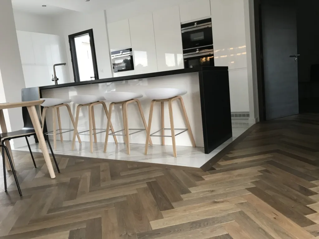 Pose de parquet collée en bâton rompu