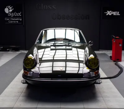 Chez Gloss Obsession, cette Porsche 911 2.2 a reçu un traitement haut de gamme avec un film de protection PPF XPEL pour préserver son éclat d’origine.