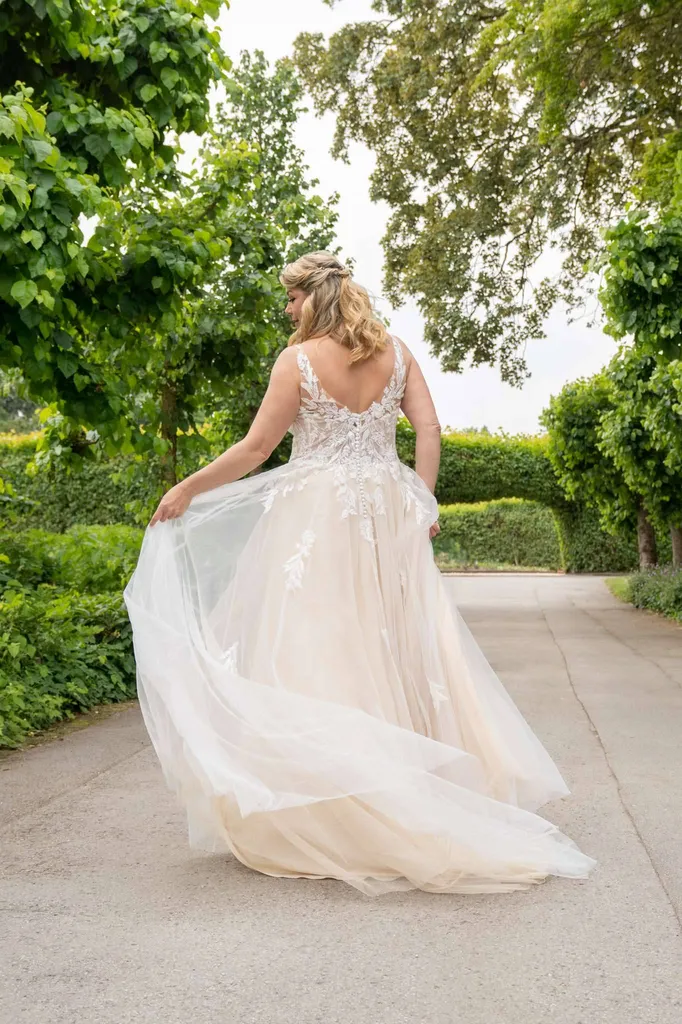 Robe de mariée fluide en dentelle et tulle romantique Plan de campagne