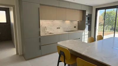 Conception d'une cuisine italienne haut de gamme sur mesure équipée avec table de repas assorti à Bandol dans le Var