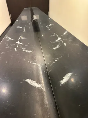 Protection du mobilier : préserver tables, meubles et surfaces exposées sans les remplacer avec des films de protection PPF dans notre atelier de Fleurier près de Genève