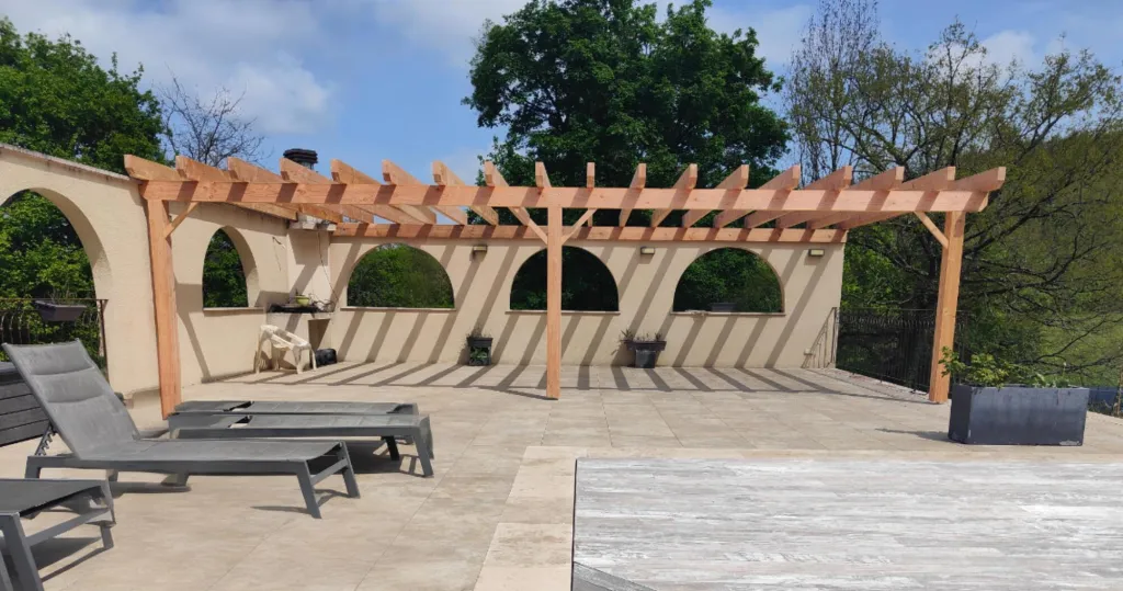 Installation d’une pergola bois Douglas CL3.2 à Lauzerte pour terrasse extérieure