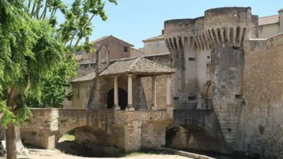 Visiter Pernes Les Fontaines dans le 84