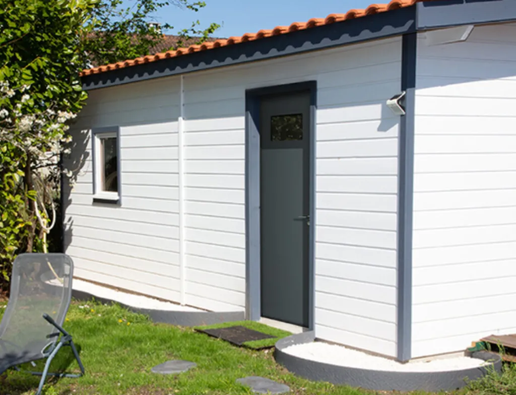 Changement portes de service pour garage sur mesure à Toulouse – aluminium, PVC, bois : Sécurité multipoints, isolation renforcée, pose professionnelle