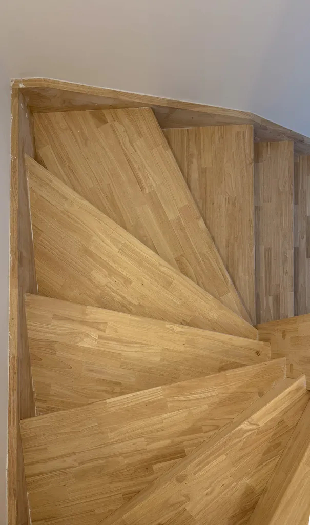 Fabrication et Pose d’un escalier en bois à Saint-Jeoire en Haute-Savoie, une réalisation intérieure soignée et signée Eric Burin