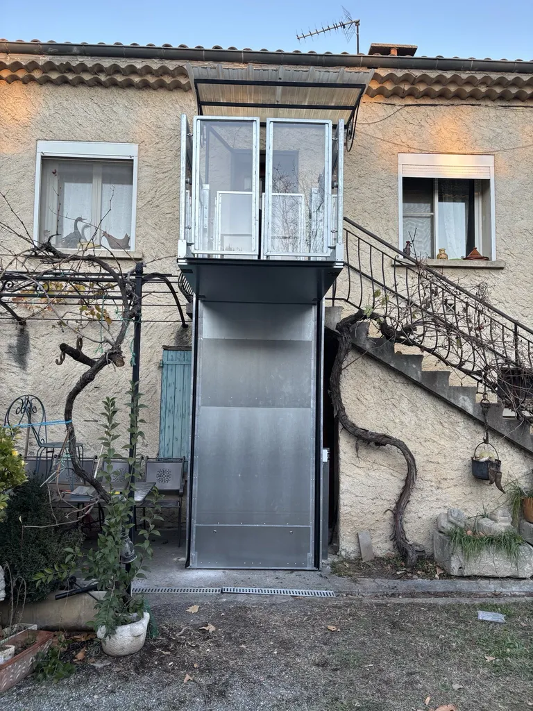 Nous approchons de la limite de course de 3 mètres pour cette plateforme verticale Strategos à Manosque