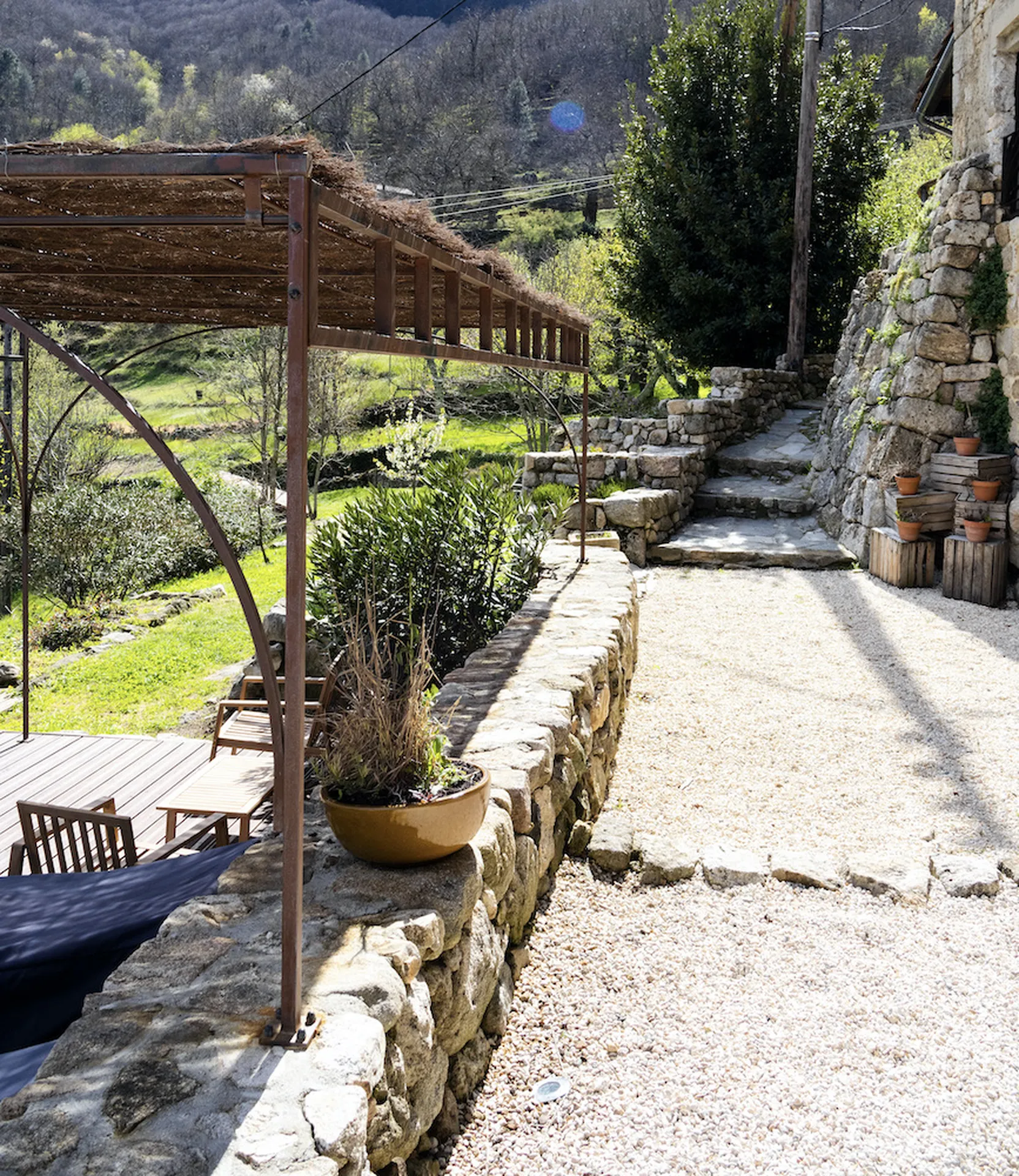 Pergola en fer forgé en Ardèche pour une protection solaire naturelle.