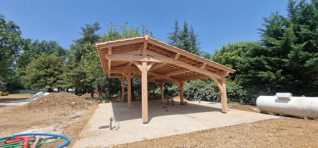 Conception d'un abri voiture en bois traditionnel de 10x6 au Plan d'Aups dans le Var