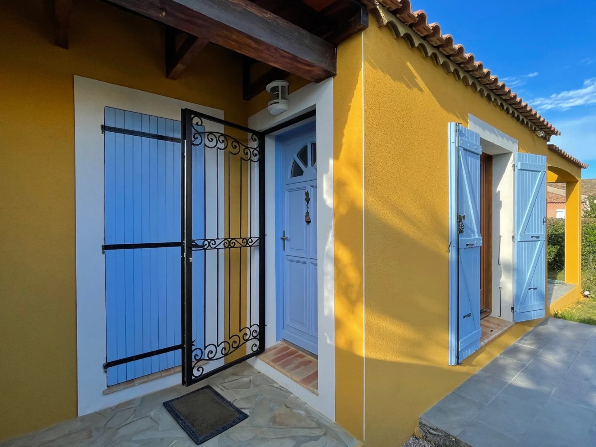 Façade gratté fin à Frontignan proche de Sète