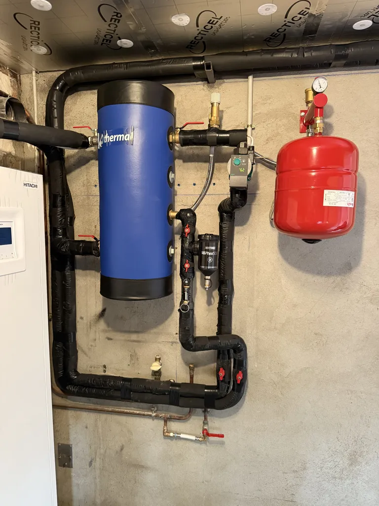 Installation de la Hitachi AirH2 600 S Combi de 8kW avec un ballon ECS de 220 litres  à Marcoussis
