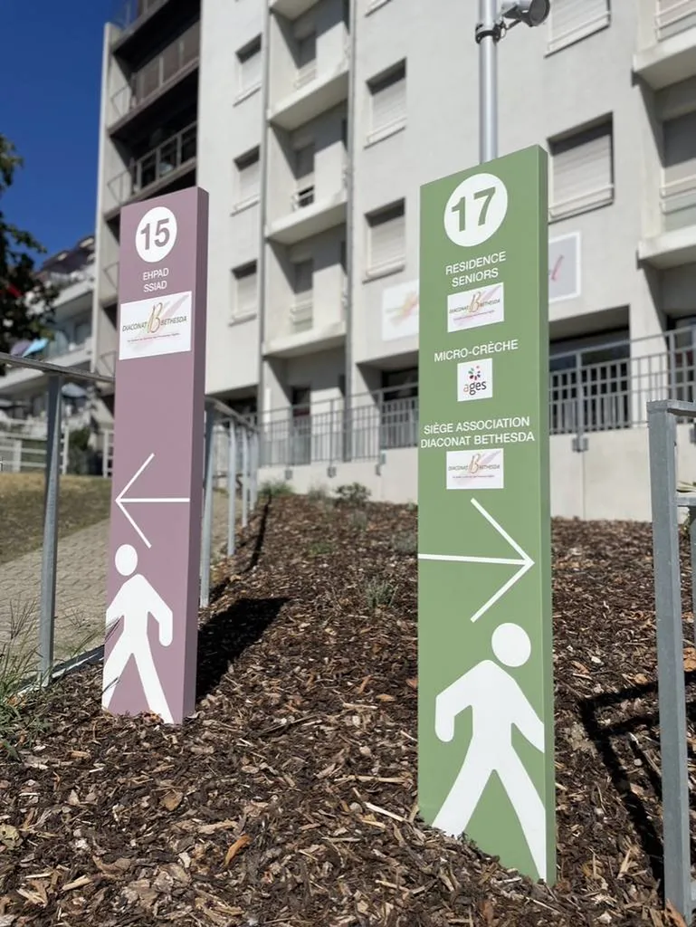 installation de deux totems pour une résidence à Strasbourg en Alsace