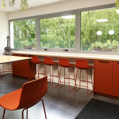 Salle de restauration rénovée et optimisée pour 60 collaborateurs, par l’Atelier D. architecte d’intérieur à Bordeaux.