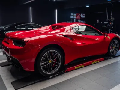 Résultat visuel d’une protection intégrale XPEL sur Ferrari 488 pour un passionné de Lorient.