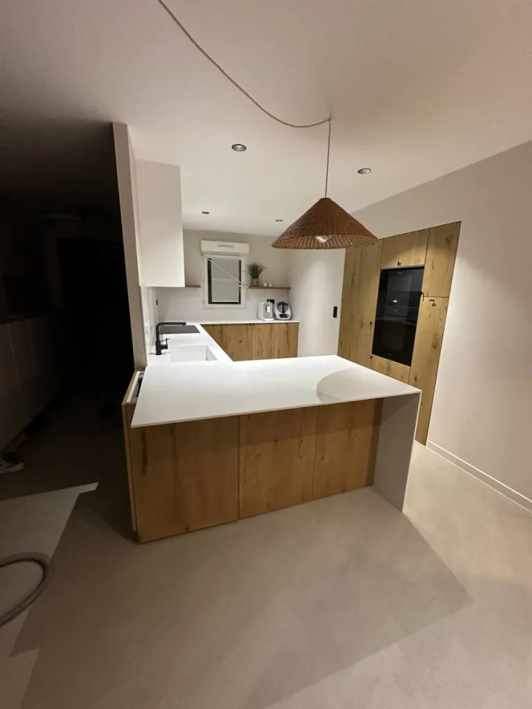 Fabrication et pose d'un plan de travail, évier et crédence en CORIAN dans une cuisine à Saint Médard en Jalles (33160)