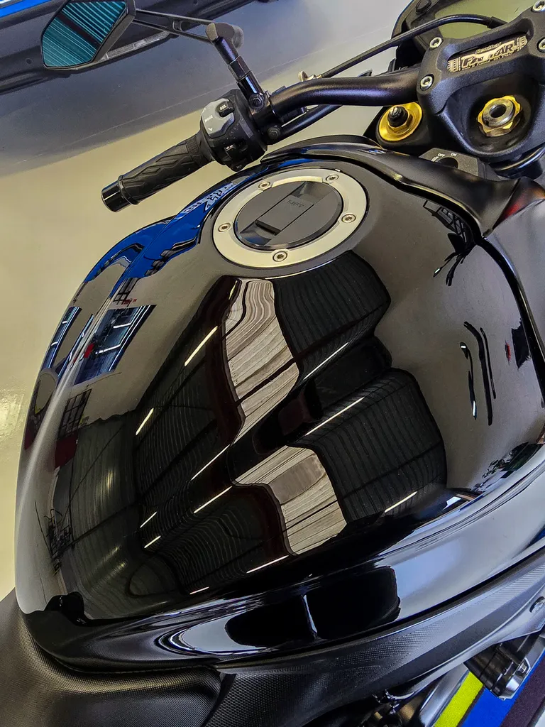 Rénovation esthétique, polissage et protection cire moto - Suzuki GSX-S 1000