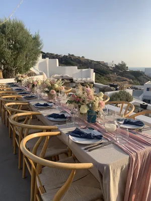 Organisez votre joli mariage symbolique sur une plage de sable fin avec une agence de wedding planner à Santorin