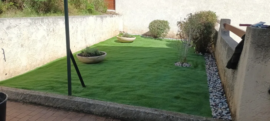 Pose d'une pelouse synthétique à Carnoux dans le parc national des calanques aux portes de Marseille