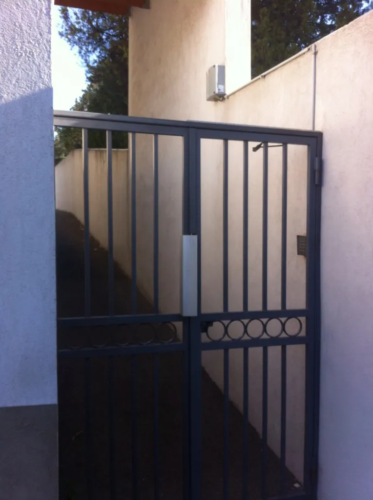 FABRICATION ET POSE PORTAIL EN FER FORGE POUR SECURISER UNE ENTREE A MARSEILLLE 13