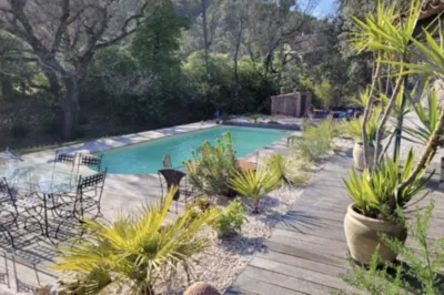 Havre de Paix à Cotignac : Villa d'Architecte avec Jardin Arboré, Piscine et Vues Panoramiques, Élu Plus Beau Village de France