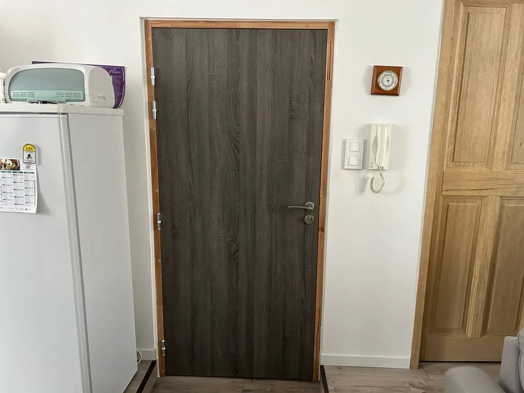 Réalisation d'une porte palière dans un immeuble sur Apt