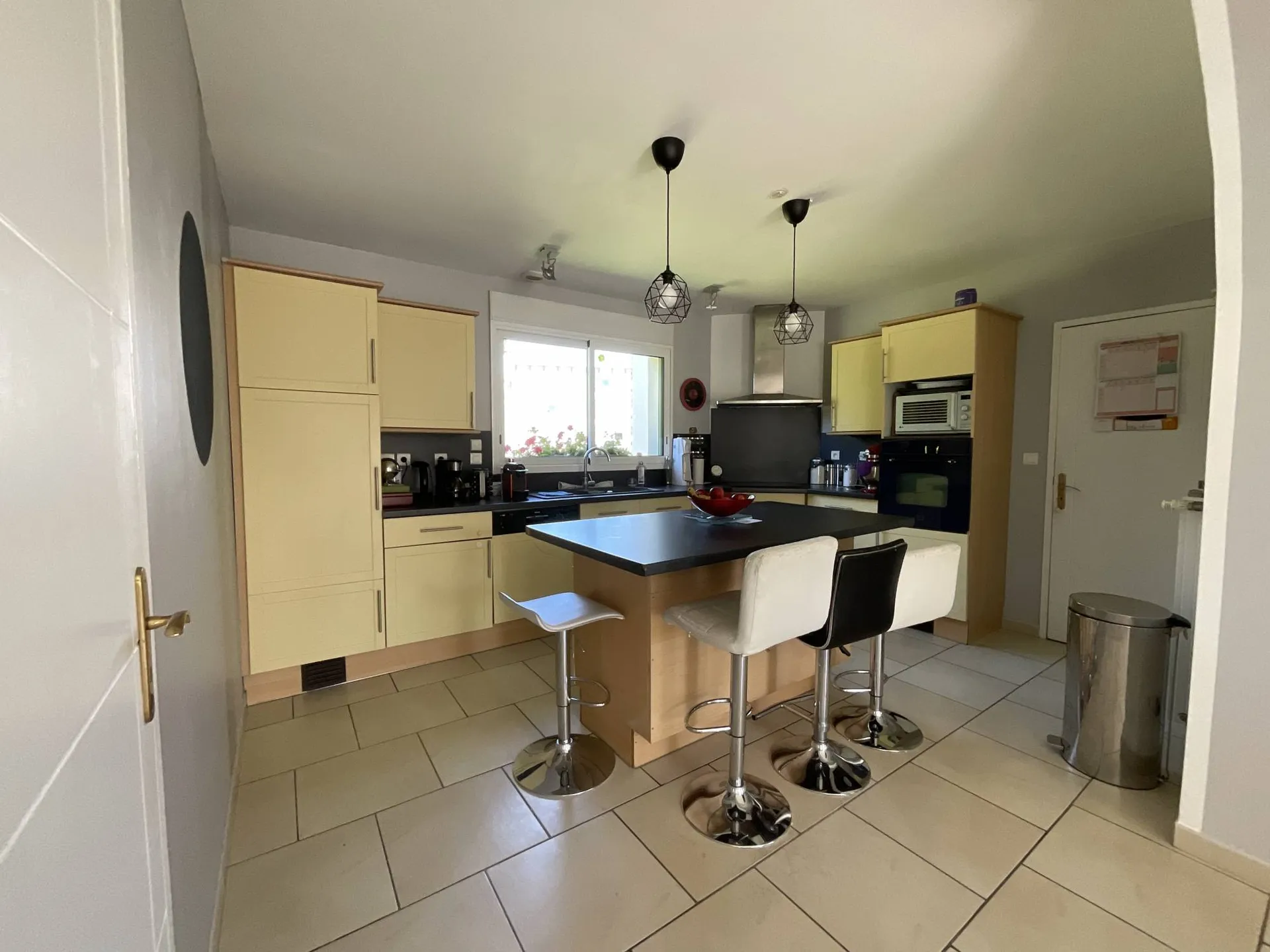 Vends maison au confort actuel, lumineuse, au calme, située à deux pas des écoles et du golf de Dieppe.