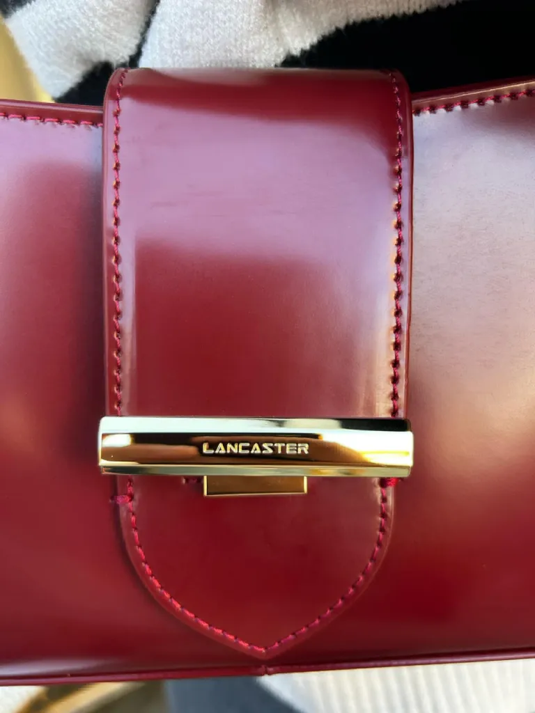 Sac Lancaster cuir lisse carmin disponible chez Evasion Eu