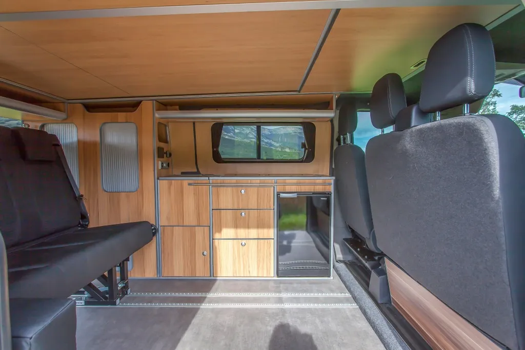 Aménagement intérieur sur-mesure Ford Transit Custom L1H1 Court avec banquette similicuir noir matelassé à Grenoble en Isère