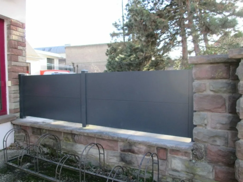 Quelle clôture alu choisir pour s'assortir à votre portail dans le Territoire de Belfort ?