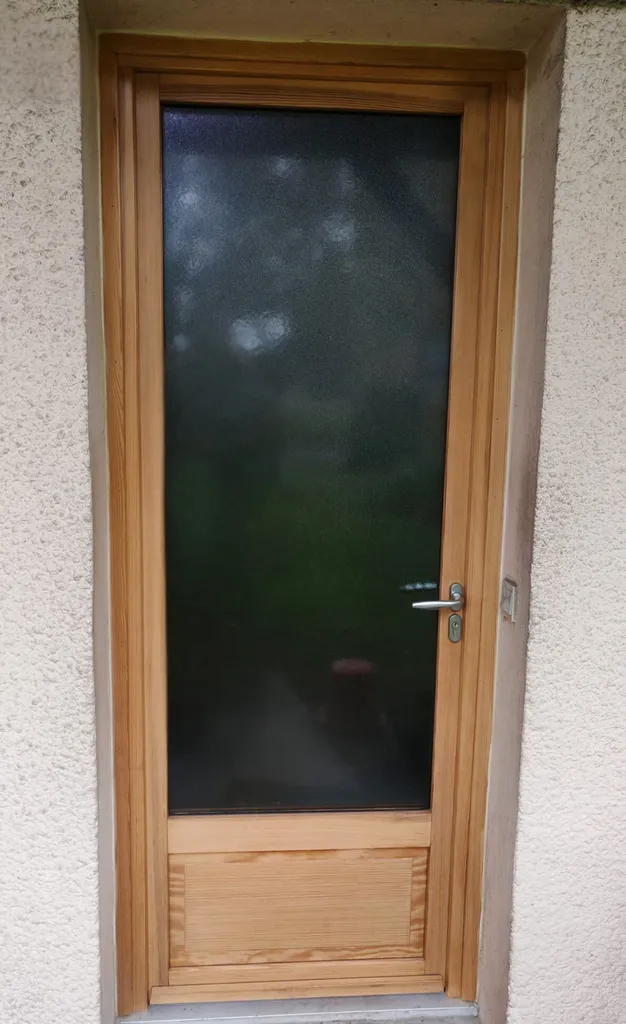 Installation sur-mesure d'une porte-fenêtre en bois (pin Sylvestre) par 3 Baies à Gerzat près de Clermont-Ferrand dans le Puy-de-Dôme