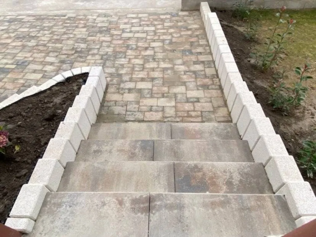 Pose de marches blocs à l'entrée d'une maison individuelle à Bolsenheim, dans le Bas-Rhin