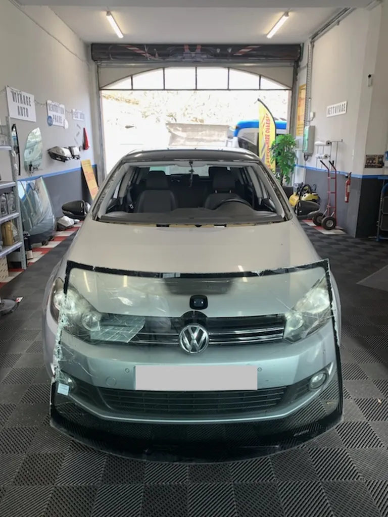 Remplacement de pare-brise et vitrages Volkswagen Golf 6 avec franchise offerte, 150 € cadeau et zéro avance à Marseille 13013