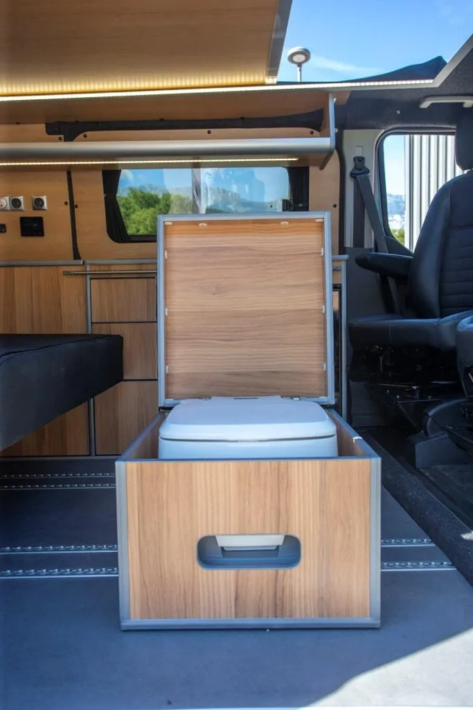 Aménagement intérieur Ford Transit Custom Long à Marseille : transformation de van familial sur-mesure dans les Bouches-du-Rhône