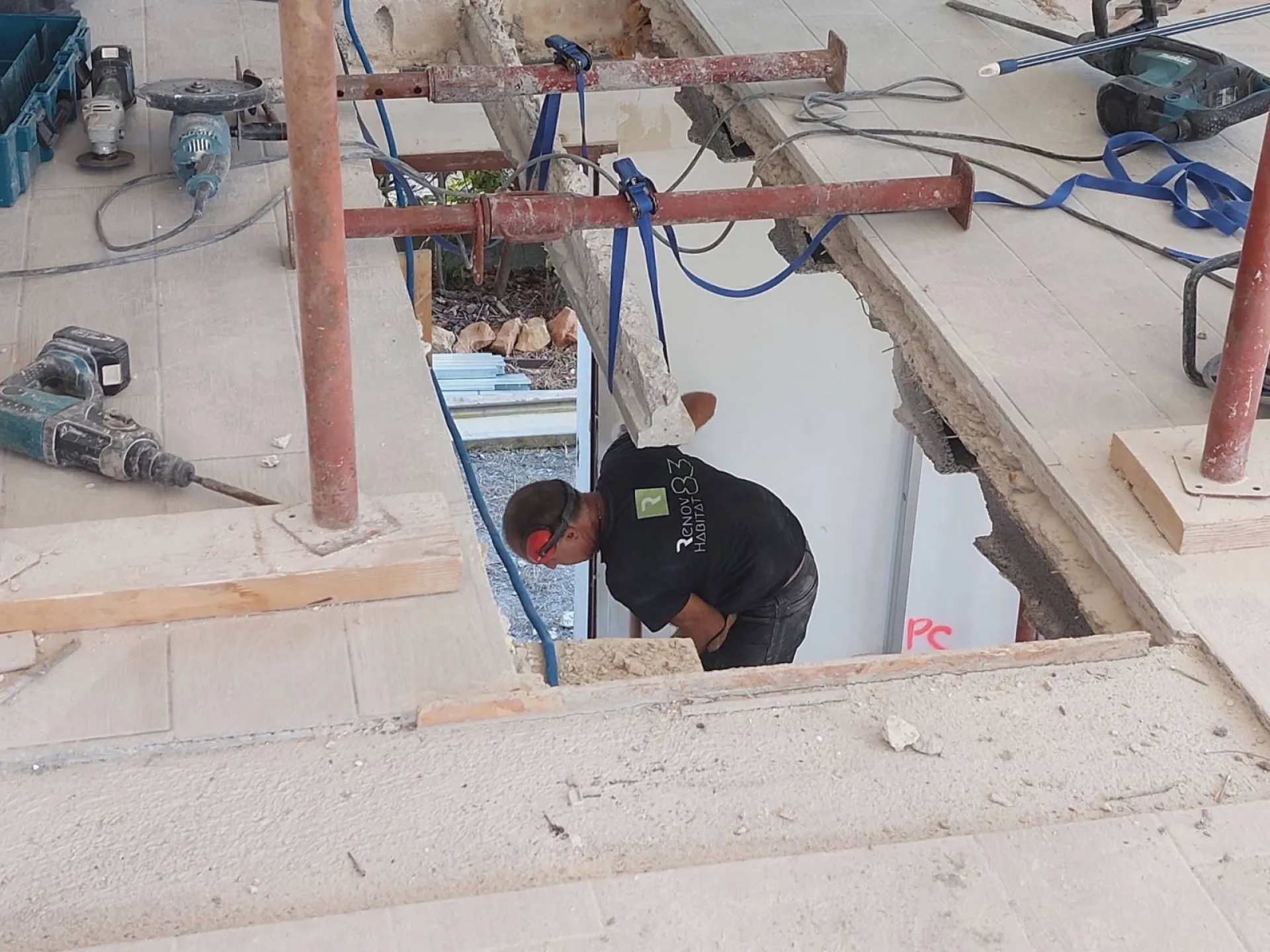Travaux d'une entreprise du bâtiment dans une maison à Saint-Tropez dans le Var