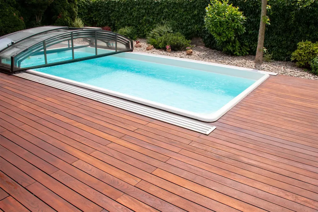 Pose de terrasse de piscine en bois à Saint-Orens-de-Gameville : l'expertise extérieure signée RENOVAZ en Haute-Garonne pour vos projets de terrasse