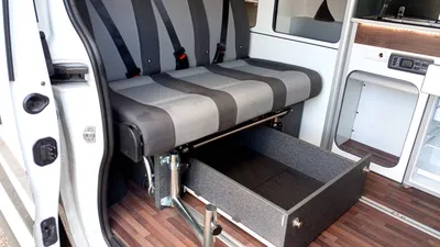 Fourgon aménagé en camping-car dans le Var