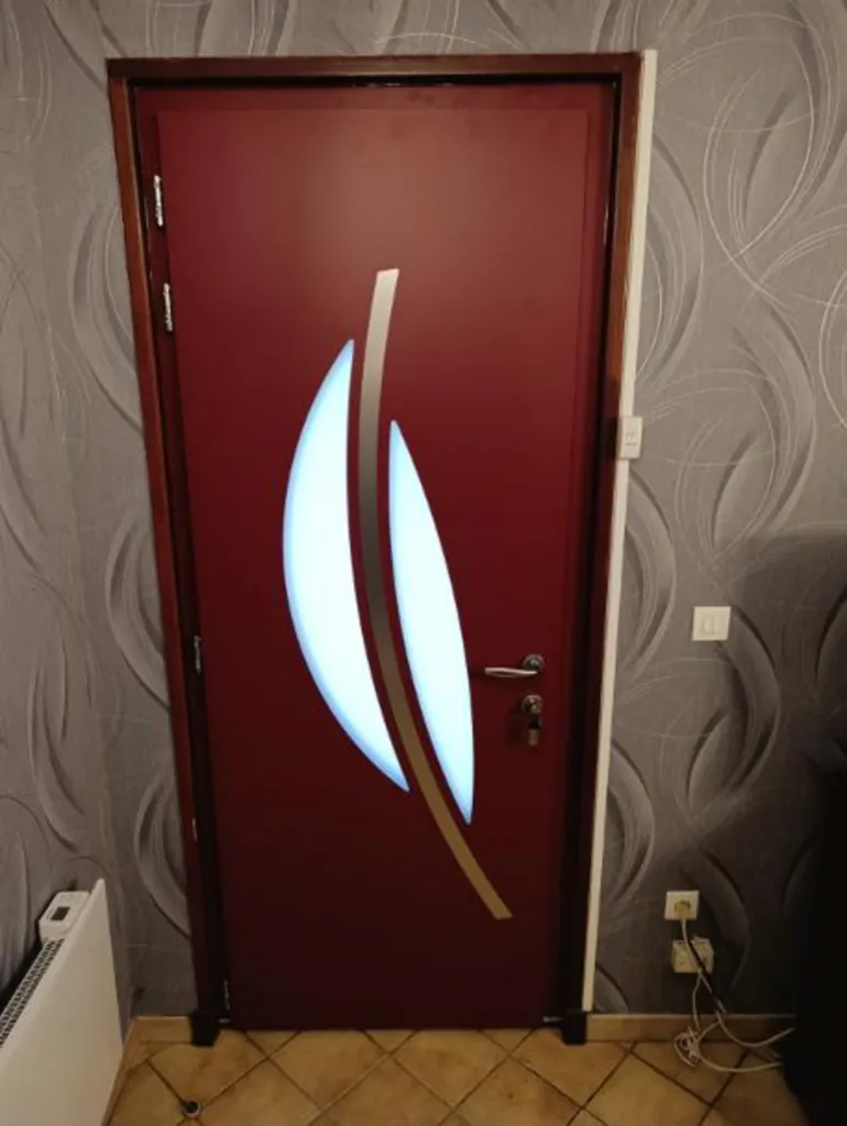 Installation d'une porte d’entrée en aluminium monobloc modèle VALERIANE2 haute performance thermique à Dampierre-et-Flée en Côte d'Or