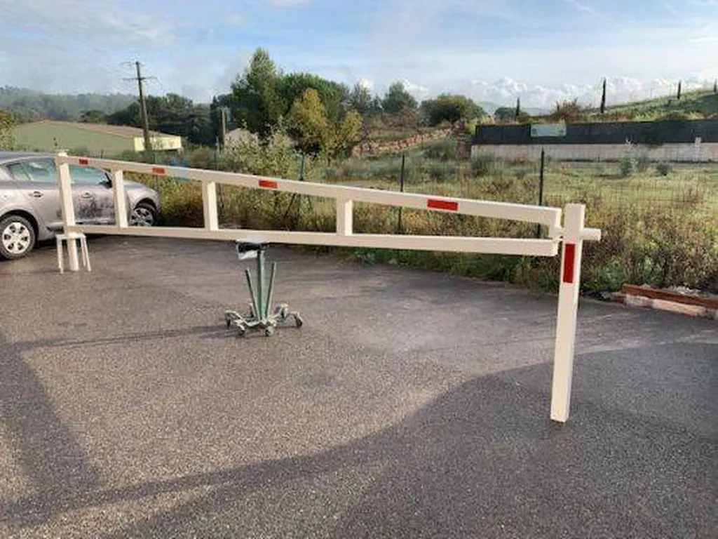 Protégeons notre environnement urbain avec des barrières DFCI pivotantes pour la faune et la flore.
