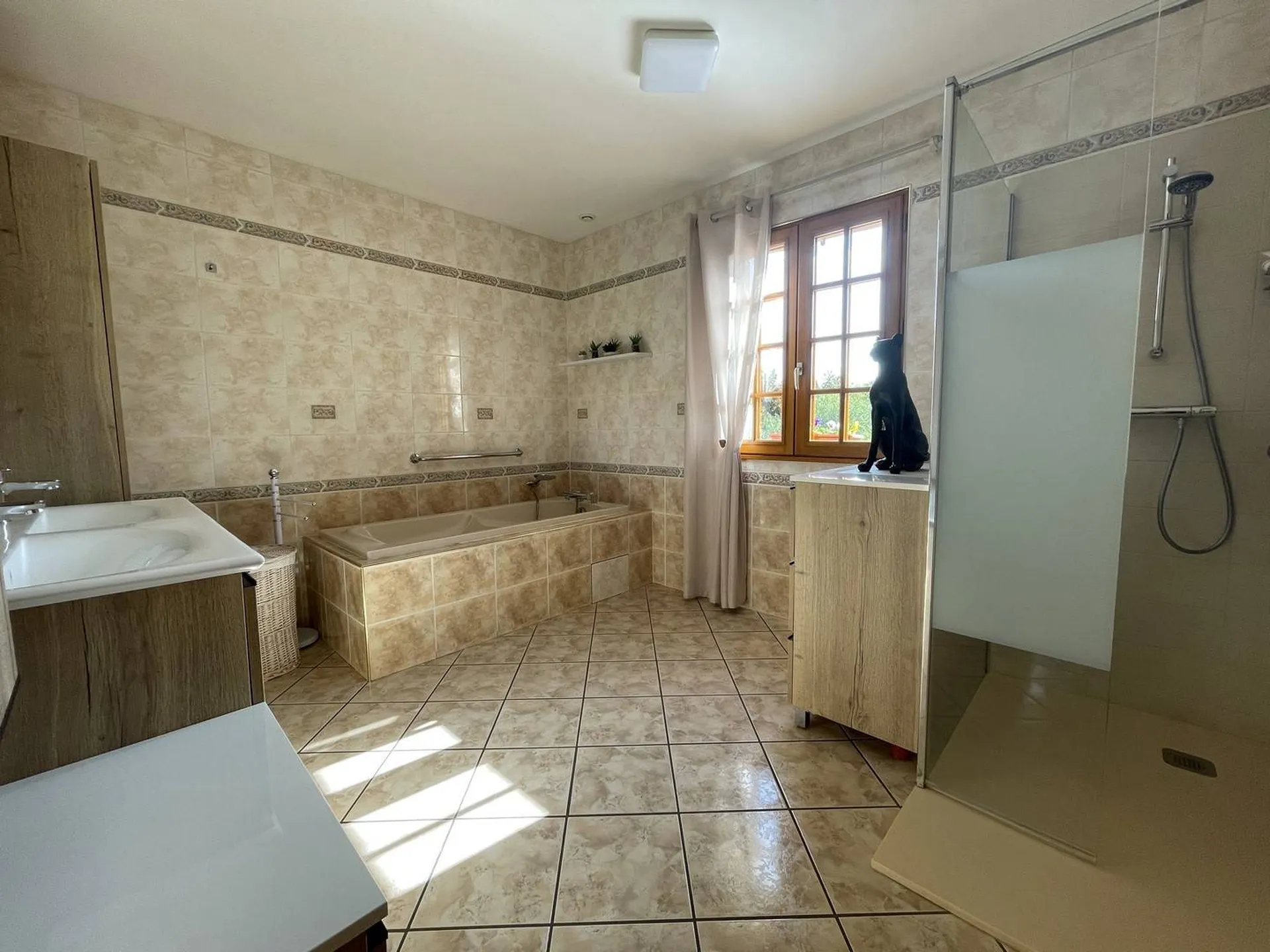 Maison individuelle en bord de rivière de 180m², située à proximité de Neufchâtel-en-Bray, dans un environnement calme et verdoyant, sur son terrain de 1 250m², Seine Maritime, 76