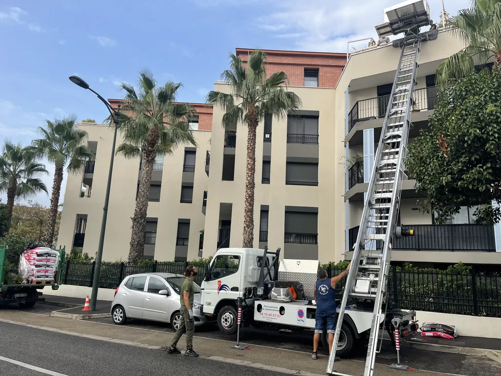 Création de jardinières avec végétaux méditerranéens, arrosage goutte-à-goutte et clôture bambou à Hyères-les-Palmiers