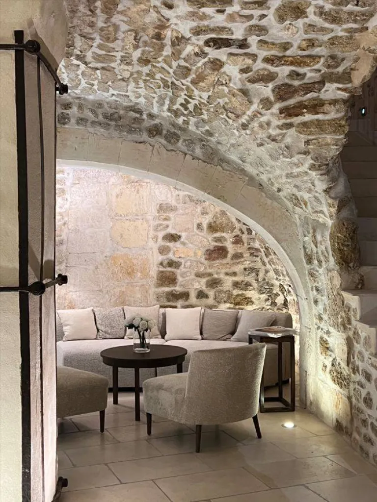 L'Immobiliére du Luberon à Ménerbes restaurée et décorée par Sacha Houant Project manager et décoratrice d'intérieur.
