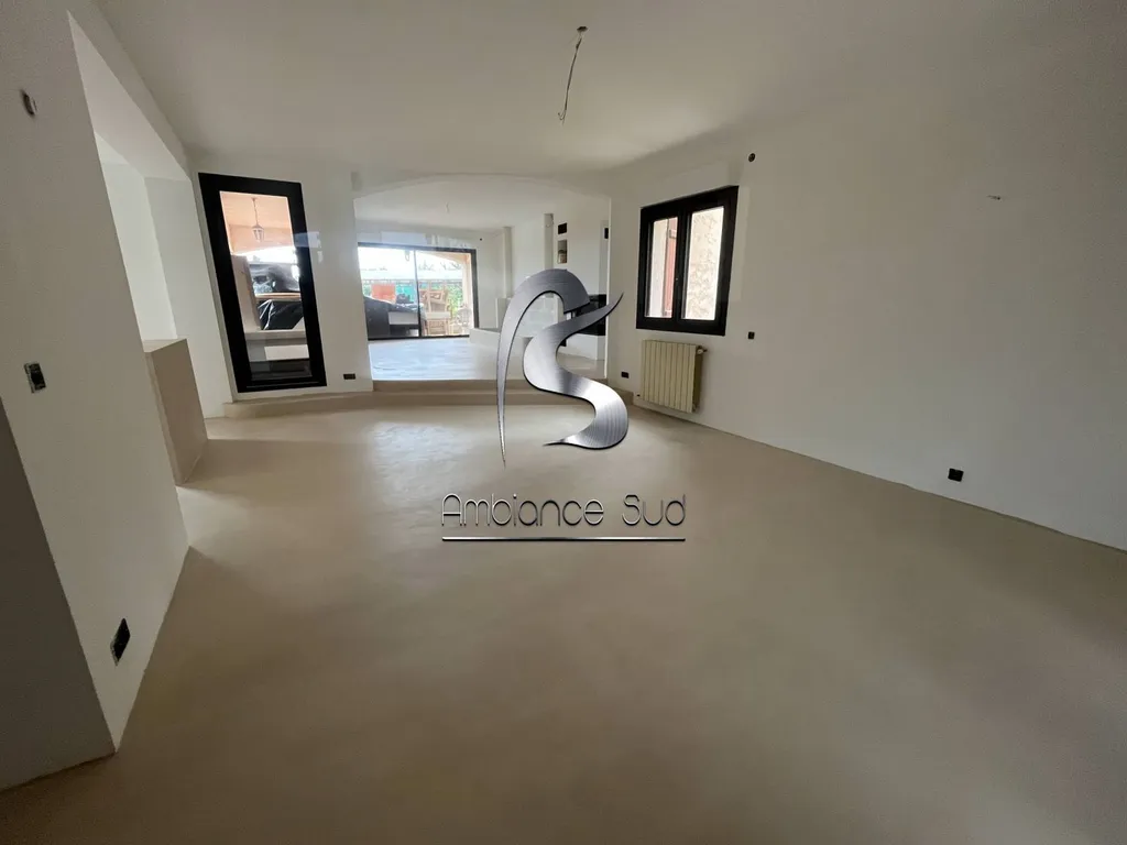 Rénovation du sol d’une maison en résine minérale effet béton ciré à Antibes dans les Alpes Maritimes