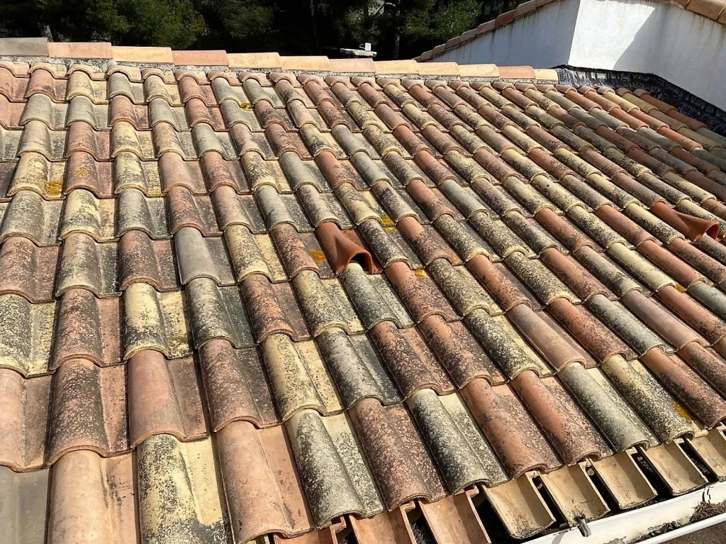 toiture avant intervention de nettoyage sur aix en provence