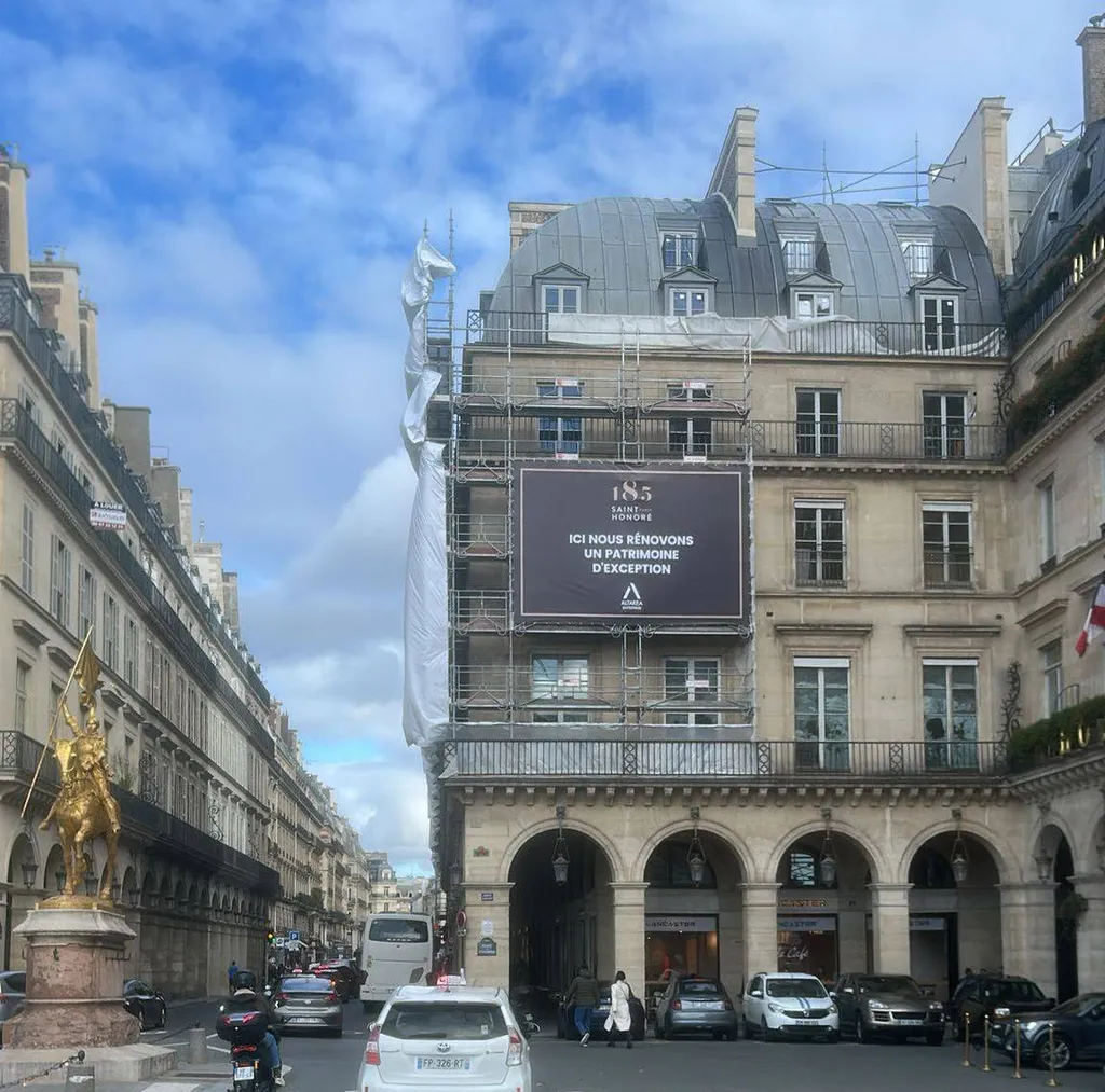 Habillage grand format dans secteur classé Paris 8