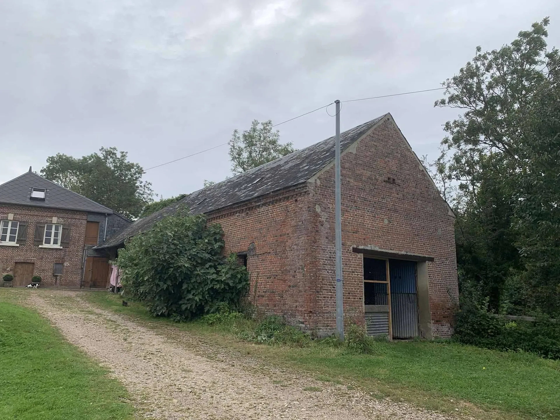 Située dans la région du PAYS D’AUGE (ORNE 61) à proximité de VIMOUTIERS (61120),  dans une région comprenant de nombreux haras d’élevage de chevaux des différentes filières équines,  l’AGENCE TERRES ET DEMEURES DE NORMANDIE à LISIEUX (14100)– 41 Ave