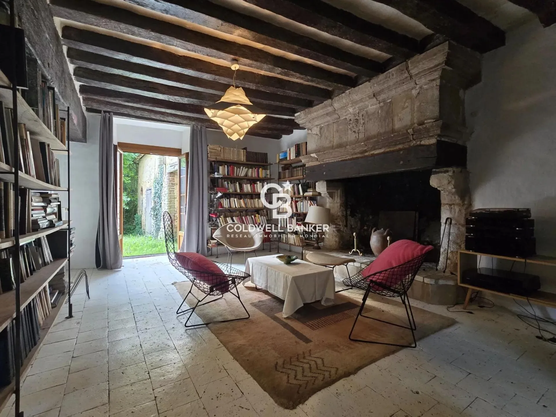 Acheter une demeure de caractère du XVe siècle proche de Saint-Calais avec jardin, dépendances et grenier aménageable