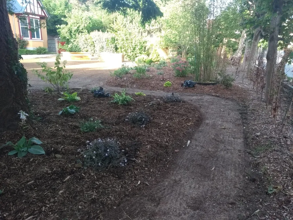 Création d’un jardin sur-mesure avec reprise des allées, pose de claustras, création de carrés potagers et engazonnement à Étretat
