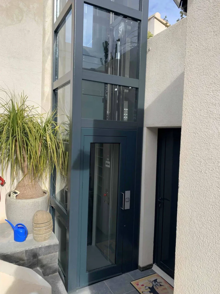 élévateur vertical structure autoporteuse en verre à Hyères près de toulon VMEC E07