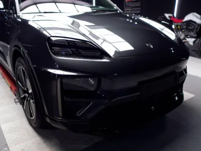 Article de la semaine : Pose de film de protection PPF XPEL sur un Porsche Macan Noir neuf à Lorient (56100)