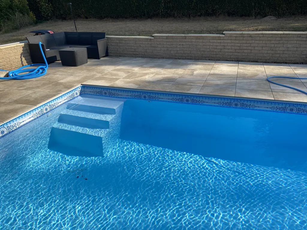 Intervention spécialisée pour localiser la fuite d'une piscine carrelée à Tours dans le 37