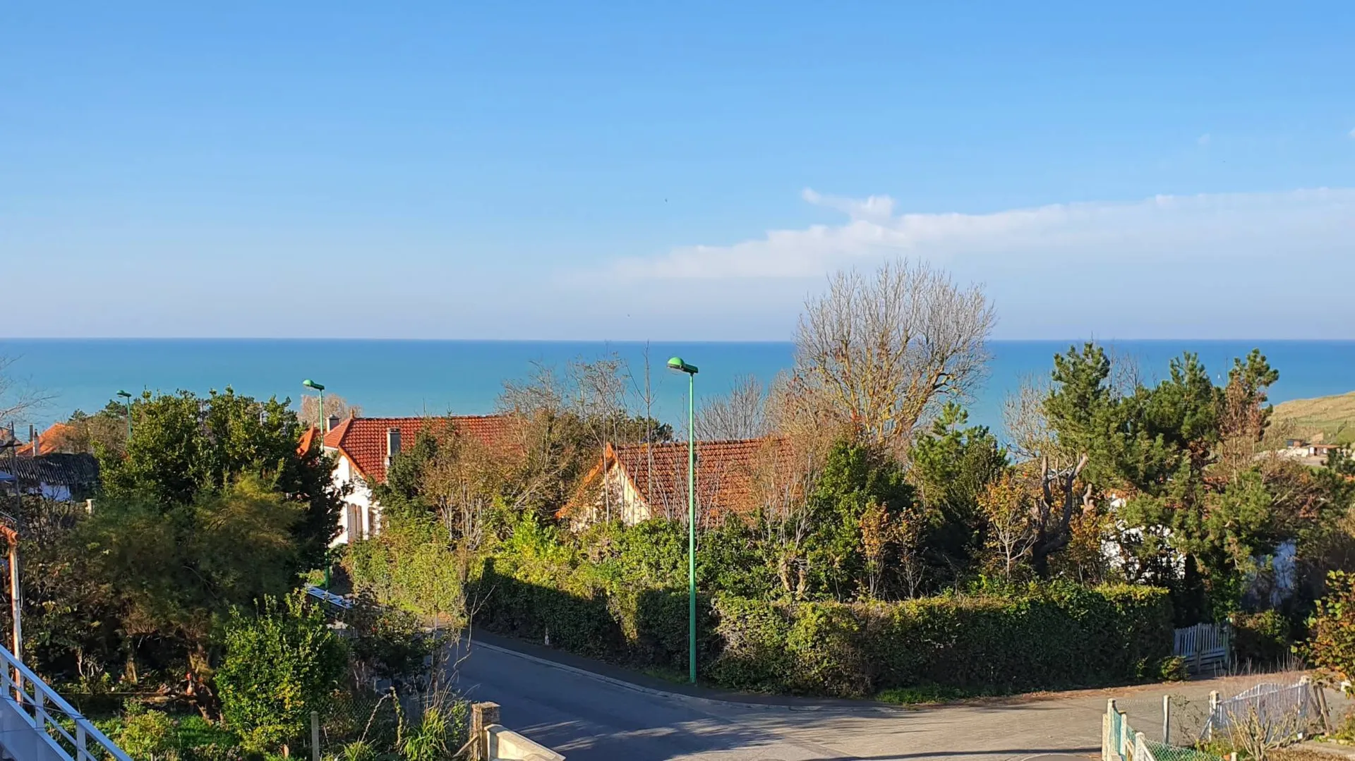 A vendre charmante villa de 103 m² habitables, 4 chambres, VUE MER, située sur l'axe Dieppe - Le Tréport, à deux pas de la plage. Petit-Caux 76370